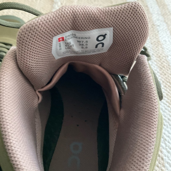 On Cloudrock waterproof hiking boots 7.5US - Picture 5 of 5